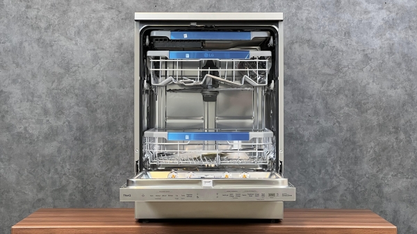 نمای جلویی ماشین ظرفشویی ال جی DF425HSS
